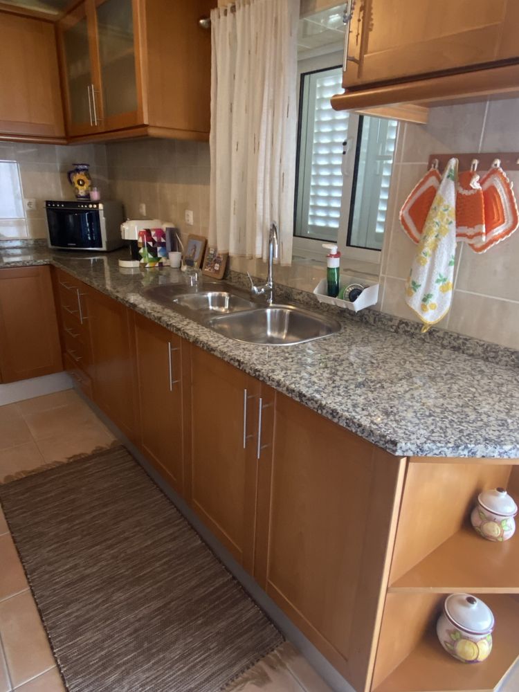 Cozinha equipada (moveis, eletrodomesticos, mesa e cadeiras)