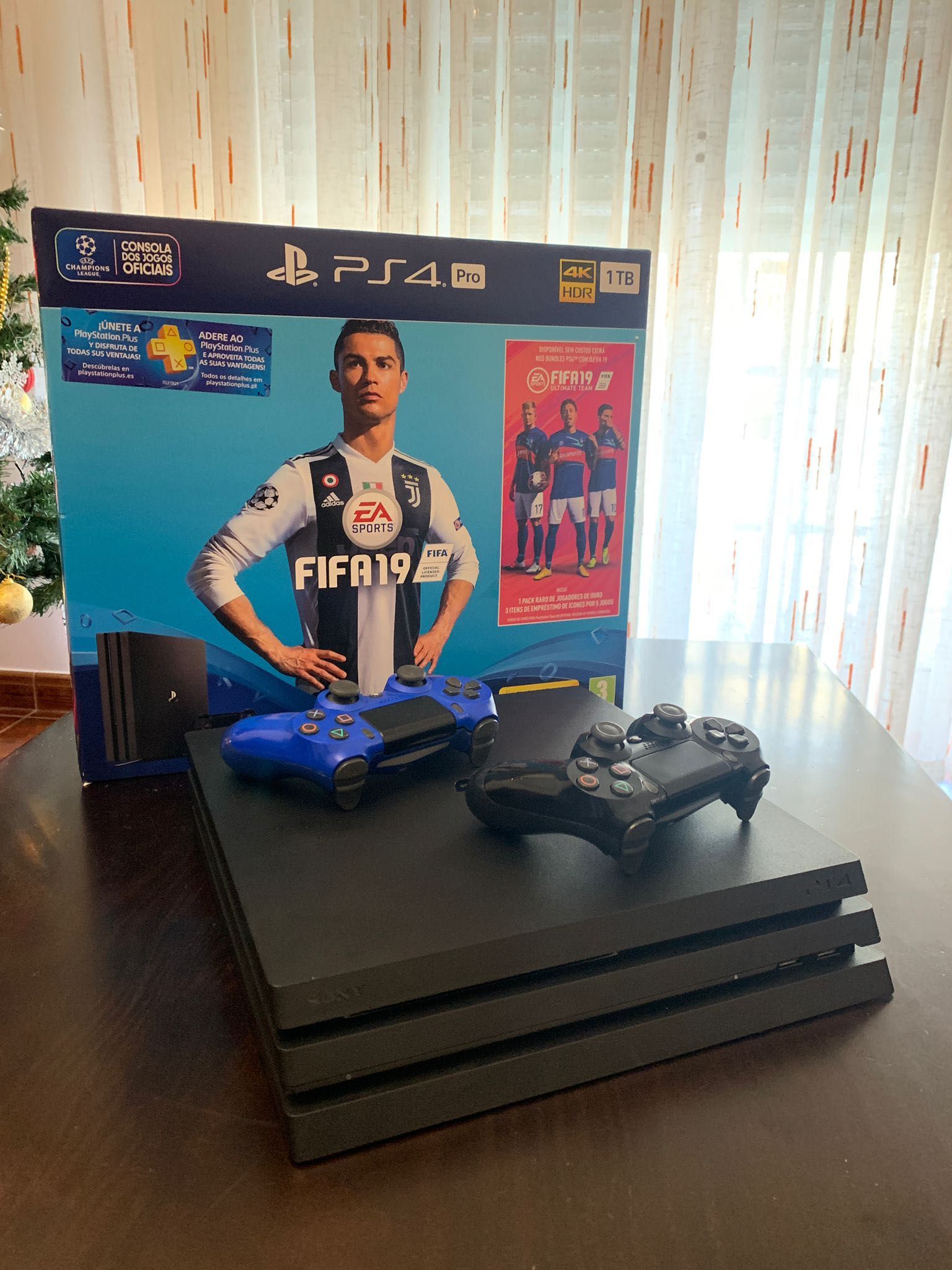PS4 Pro + 2 comandos + 2 jogos