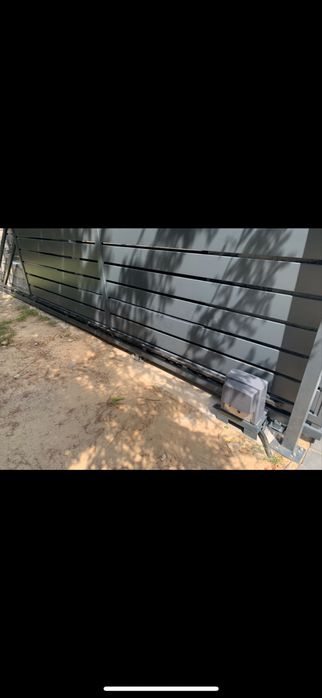 Montaż siłowników do bram wjazdowych i garażowych domofon videodomofon