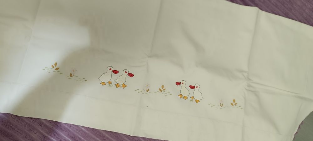 Lençol para cama de criança com patos e flores bordados