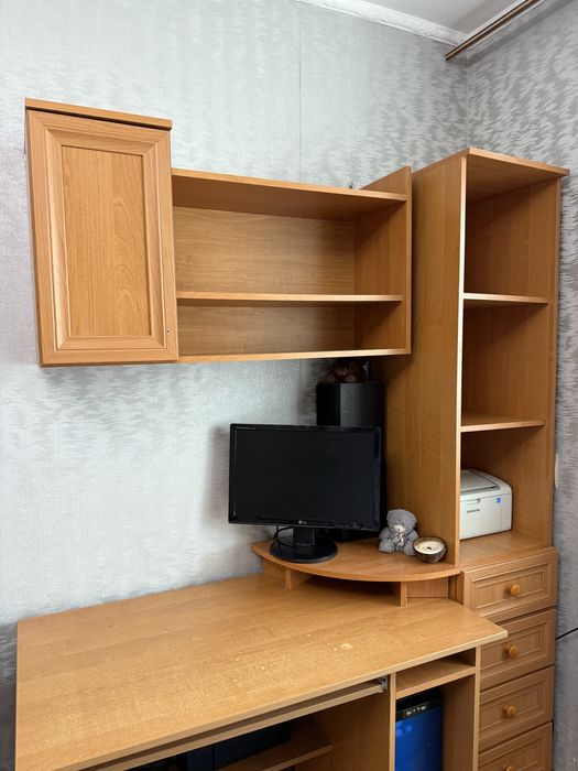 Комп’ютерний стіл з полицями та шафками