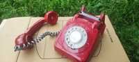 Telefone antigo vermelho.
