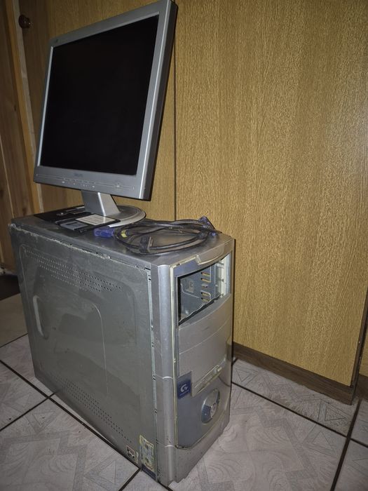 Komputer z monitorem