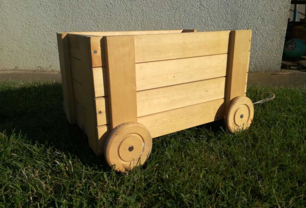 Drewniany wózek na kwiaty do ogrodu taras balkon