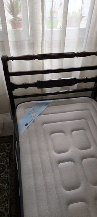 Cama com estrado de solteiro em madeira maciça e colchão ortopédico