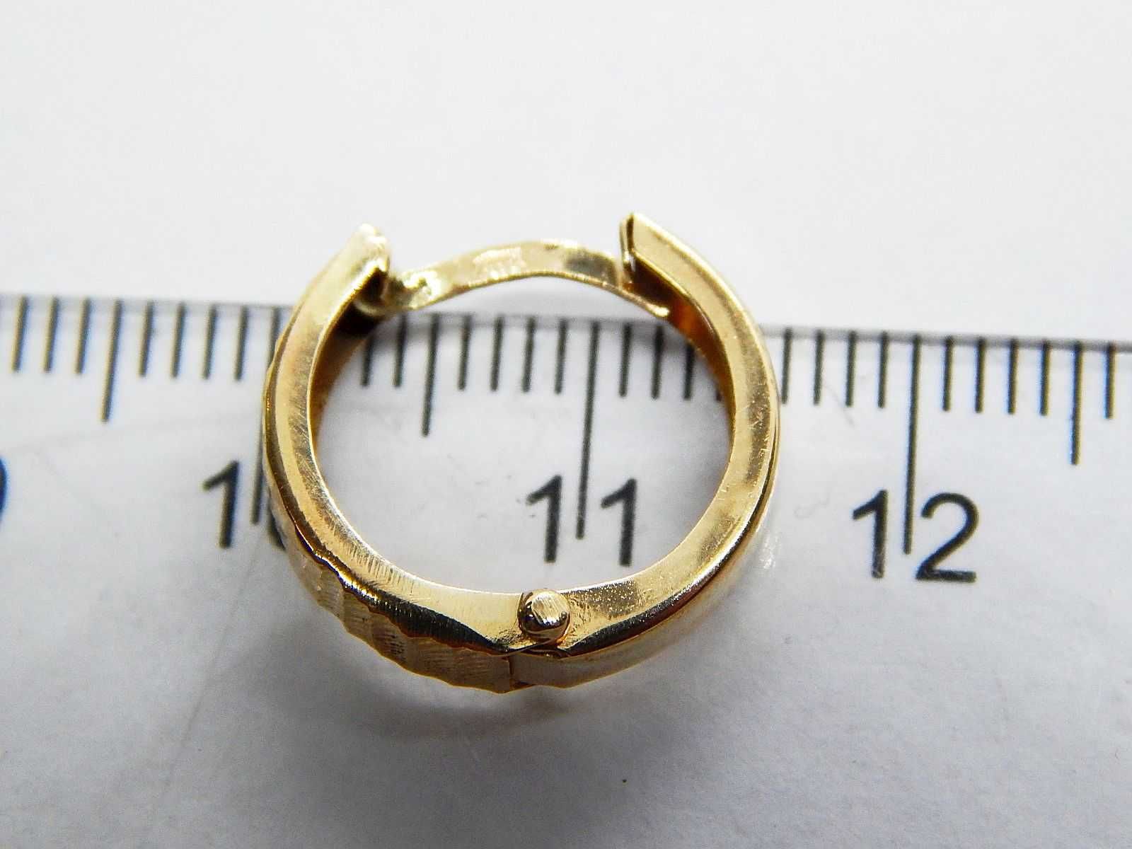 Złote kolczyki zdobione Koła kółka zatrzaskowe złoto p 585 1,5g 1,6 cm