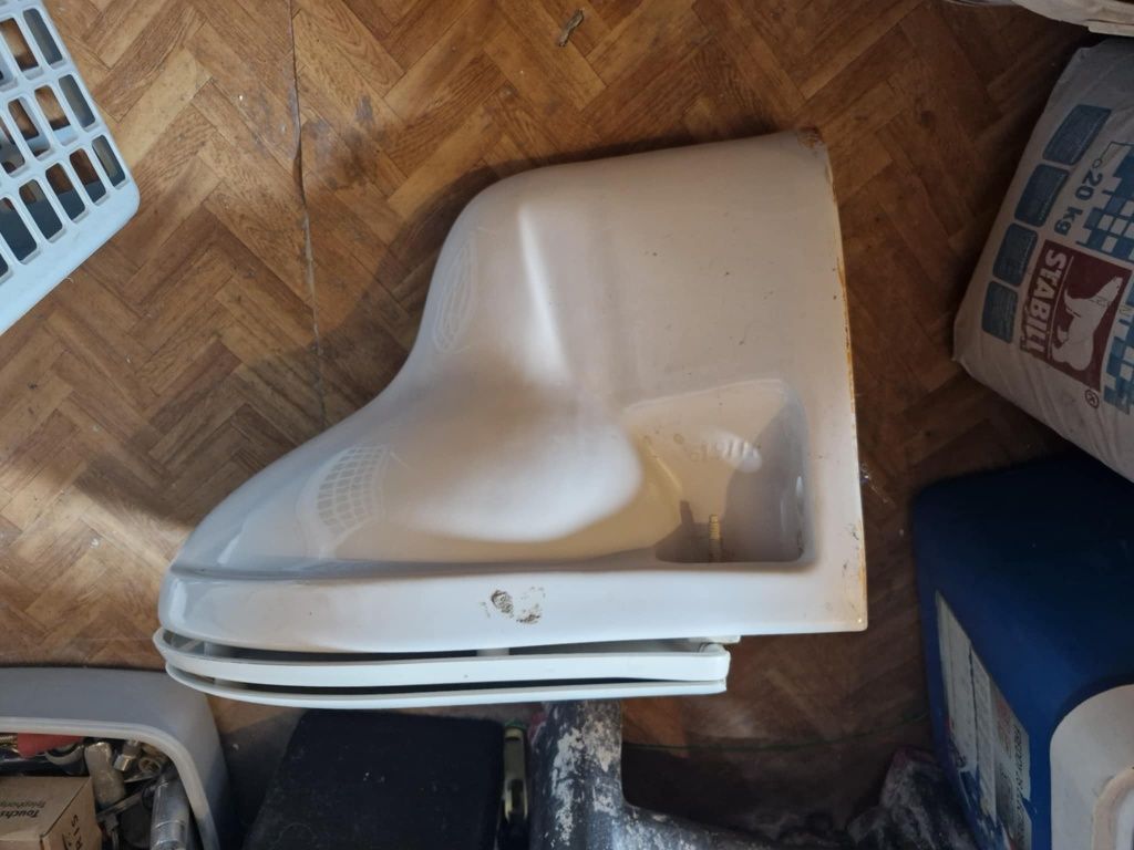 Oddam muszę klozetową