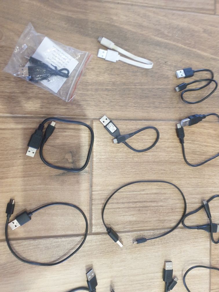 Różne słuchawki i kable USB