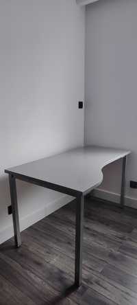 Szare biurko z metalowymi nogami
