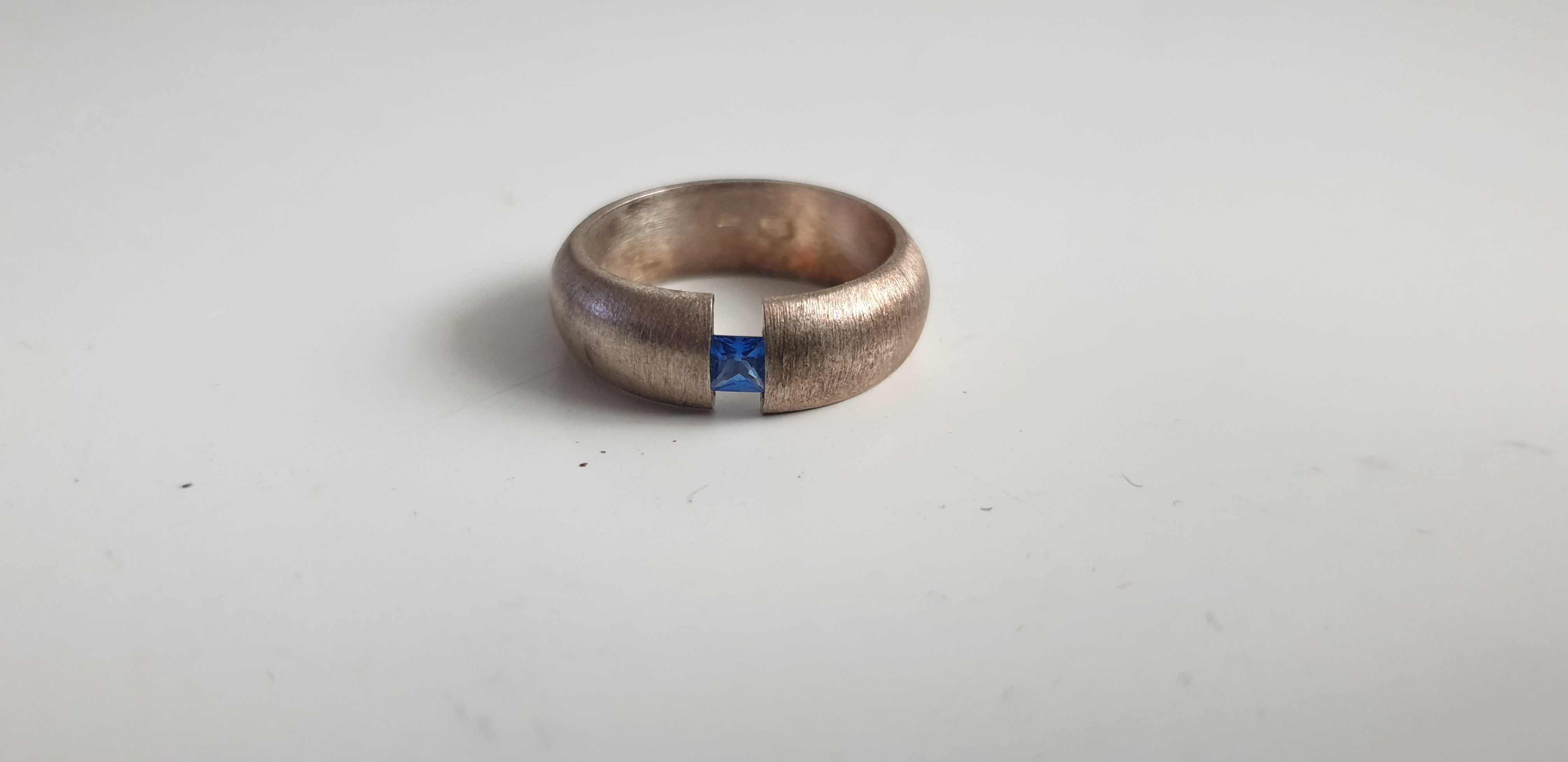 Starocie z Gdyni - Biżuteria srebrna 925 - pierścionek śre. 1,7cm.