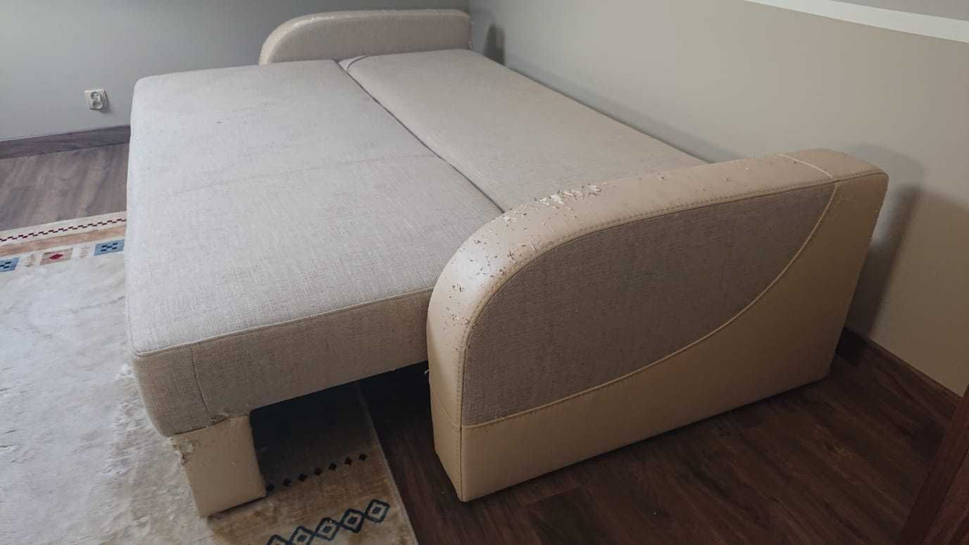 Sofa rozkładana z poduszkami i funkcją spania