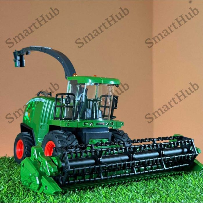 Комбайн на пульті управління John Deere. Трактор на радіокеруванні