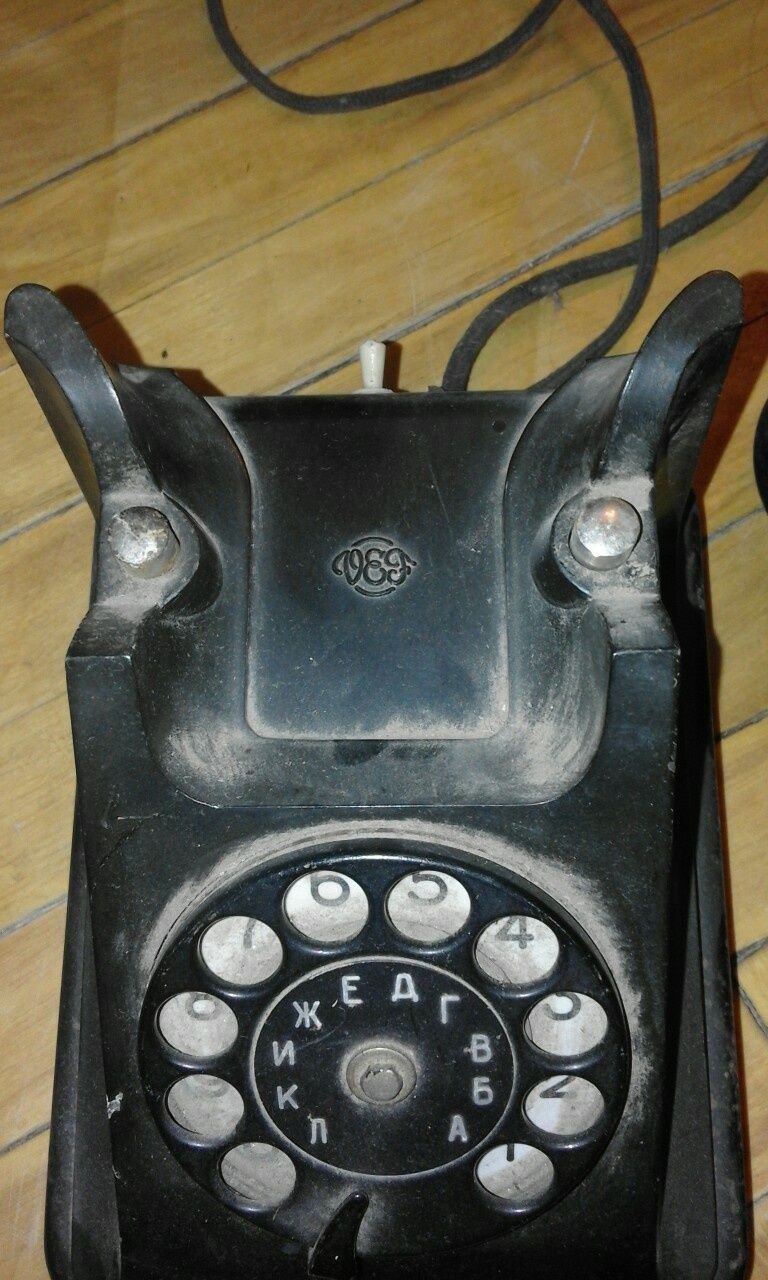 Телефон старинный карболитовый(антиквариат)