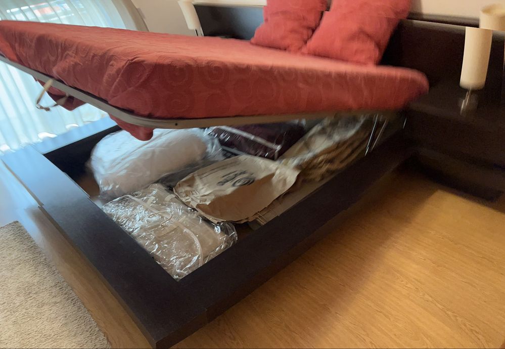 Cama com arrumação