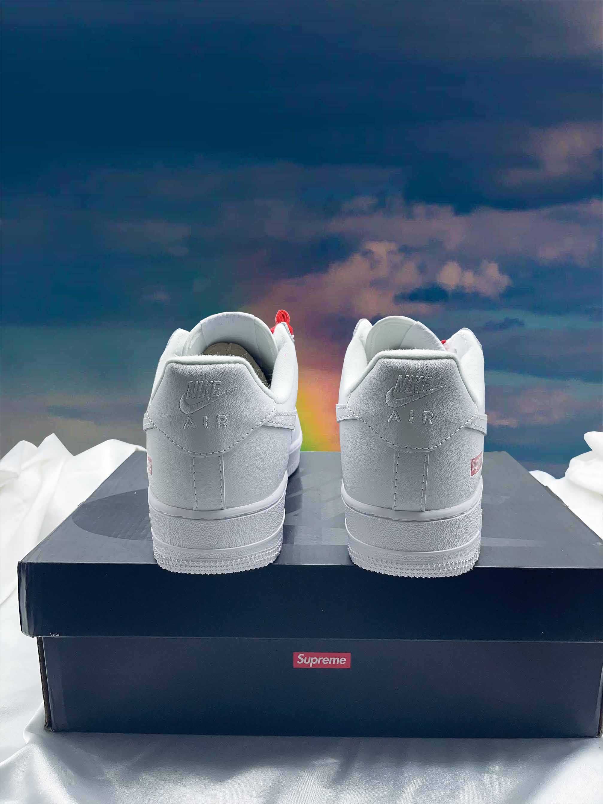 Nike Air Force 1 Low Supreme White.	44