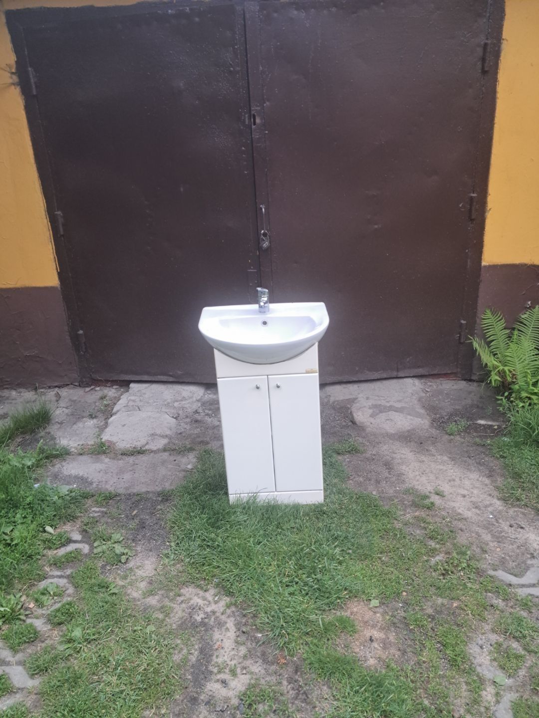 Sprzedam tanio umywalke z szafka i baterią