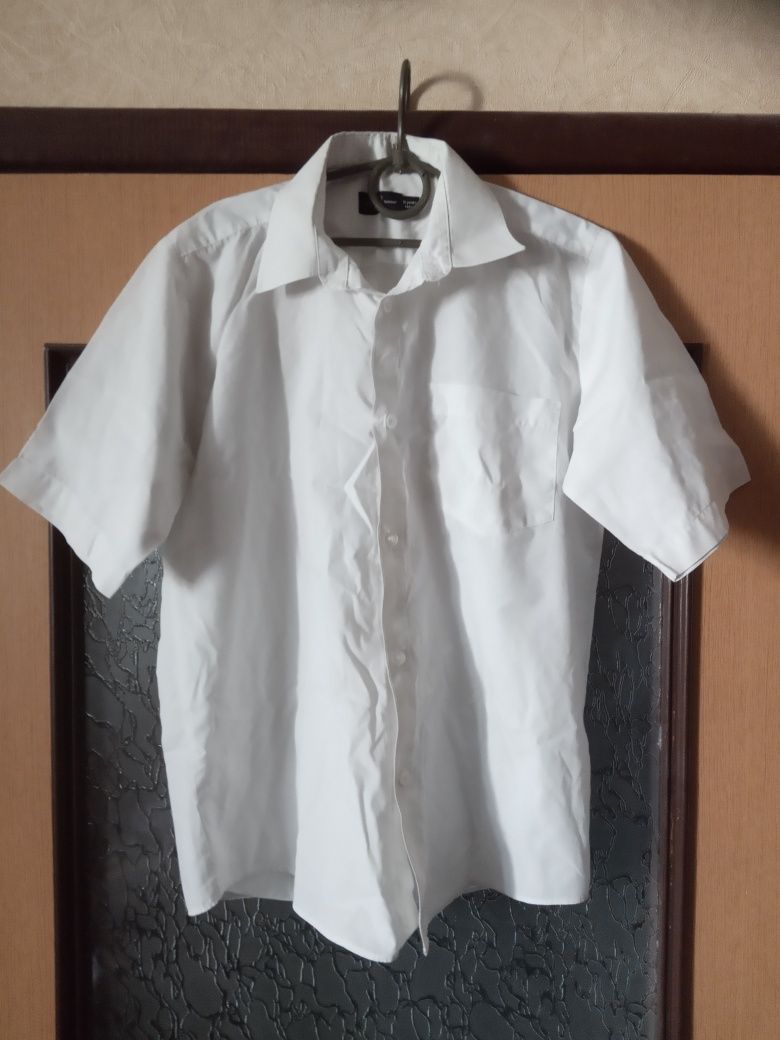 Рубашка школьная новая.Размеры пог 48, пот 46, длина 65, рукав 23 см.х