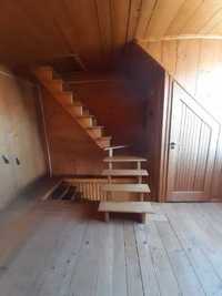 Zabiegowe schody drewniane