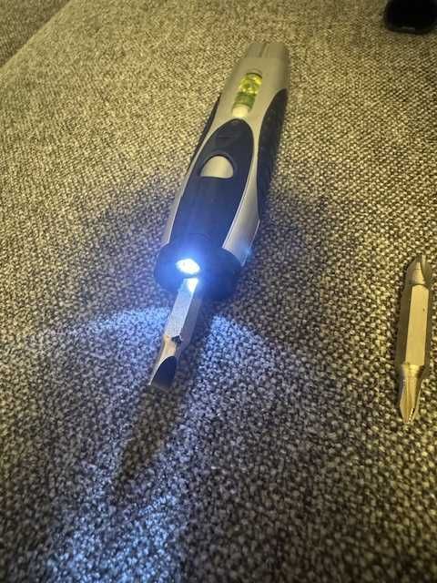 Multitool poziomica, latarka LED, śrubokręt