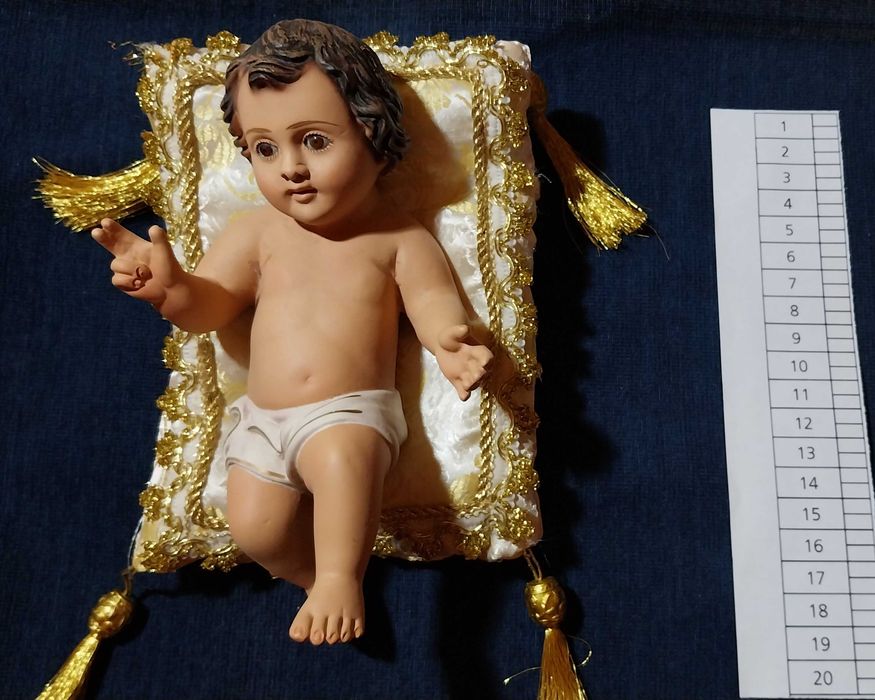 Estatueta do Menino Jesus com cama
