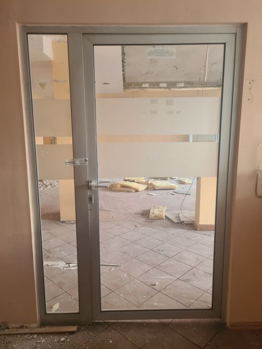 Aluminiowe drzwi z bocznym przeszkleniem o wymiarach 145cm x 215cm