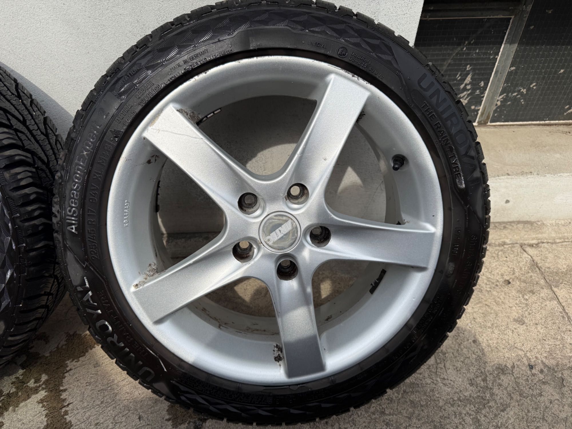 Felgi ze śrubami + NOWE opony całoroczne Uniroyal 225/45/R17 - zestaw