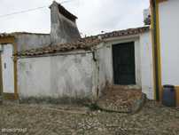 Casa de aldeia para recuperar com logradouro.