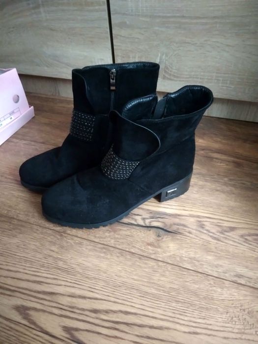 Nowe zimowe botki na słupku