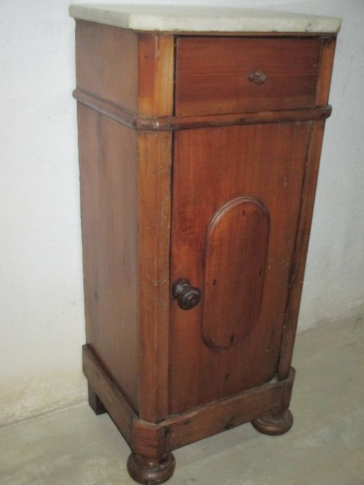 Mesa de cabeceira antiga restaurada