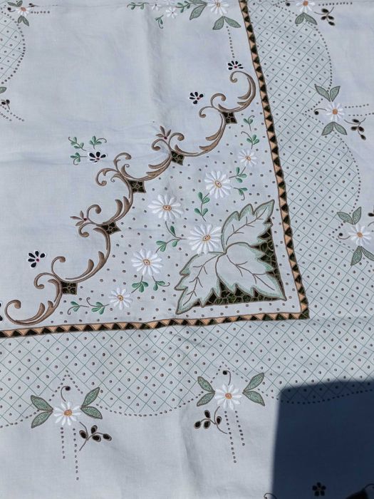 Toalha de Mesa com Bordados da Ilha da Madeira