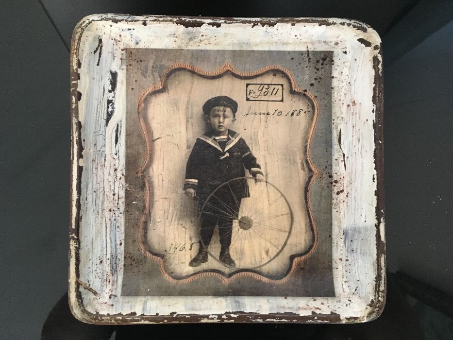 Obrazek z chłopcem w marynarskim stroju z kołem decoupage 20x20cm