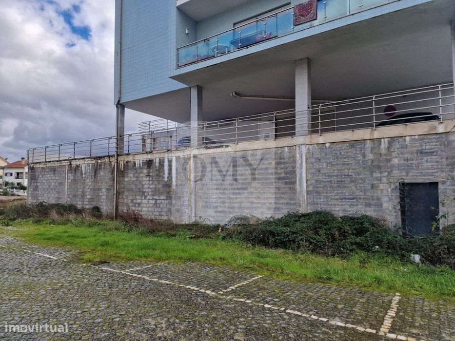 Na Vila de Murça, armazém de 982 m2 em bruto