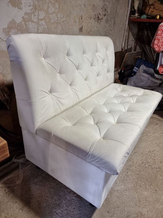 Диван с местом для хранения и два пуфа