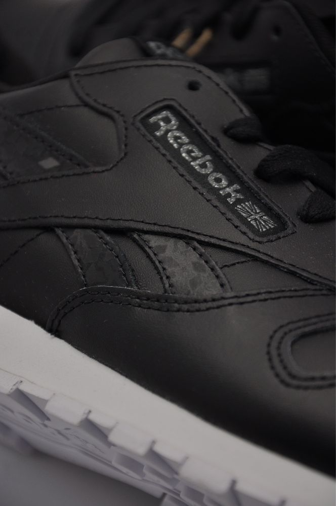 Дуже гарні класичні кросівки REEBOK Classic, Оригінал! Нові! 38.5р