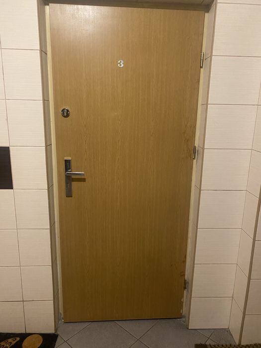 Skrzydlo drzwiowe zewnetrzne - z 2. zamkami i 3 kompletami kluczy