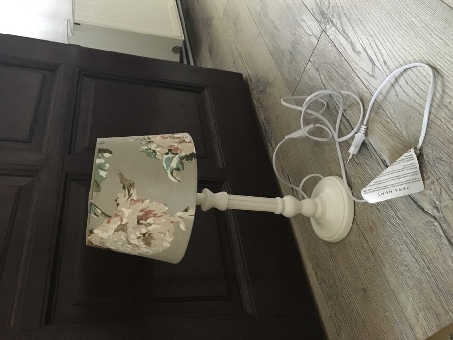 Drewniana lampka boho. Lampa Zara klosz w kwiaty angielski styl
