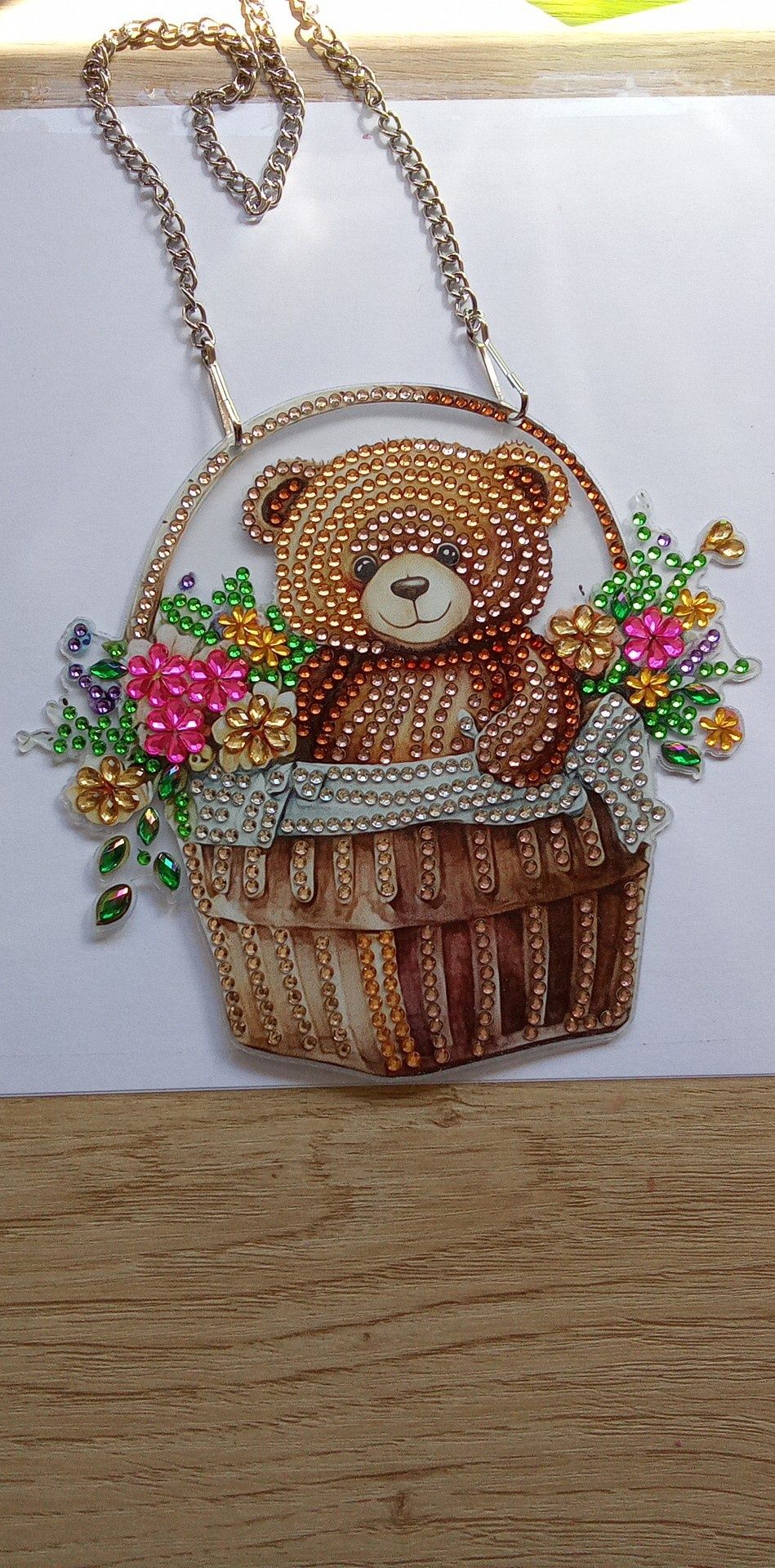 Urso com cesto pendurar