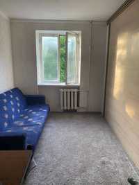 Выделенная комната в коммунальной квартире  по улице Космонавтов.