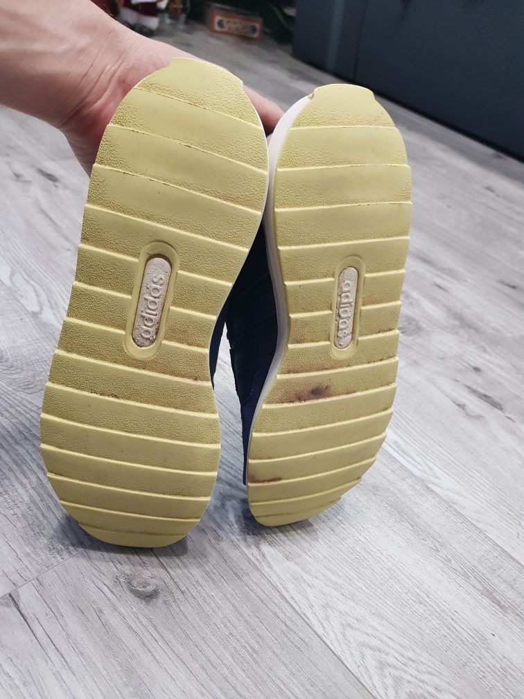 Продам фірмові кросівки Adidas