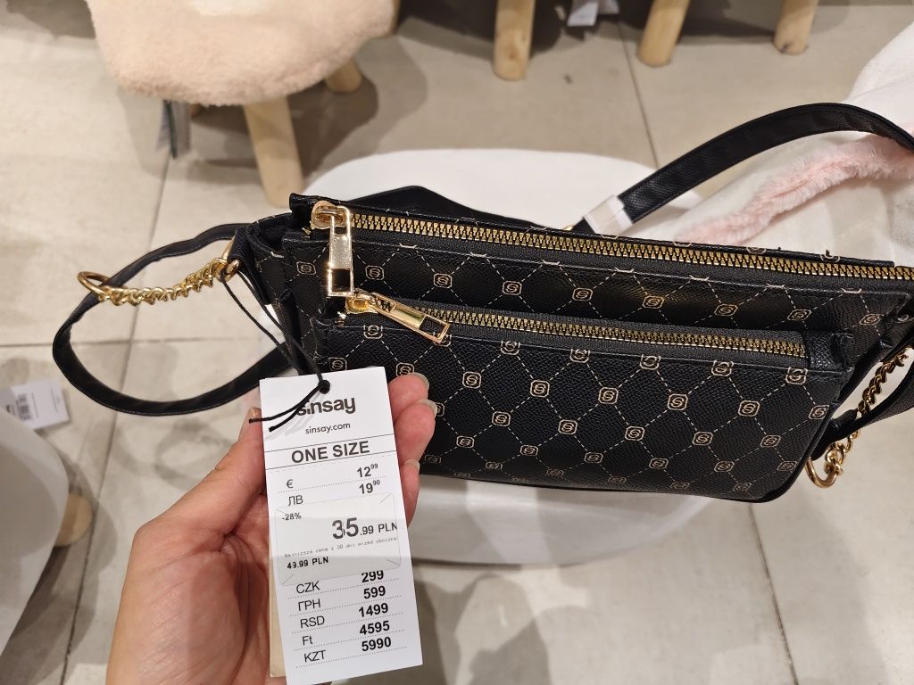 Nowa mała czarna torebka crossbody Sinsay z monogramem