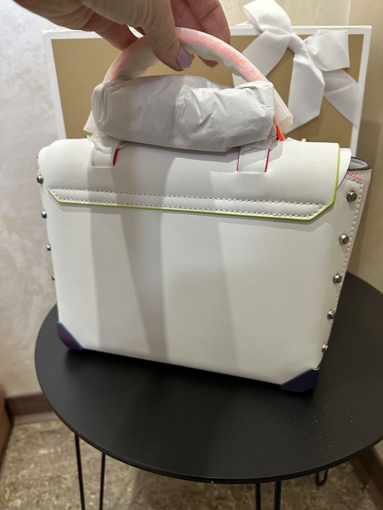 Шкіряна сумка Manhattan Medium Michael Kors в наявності