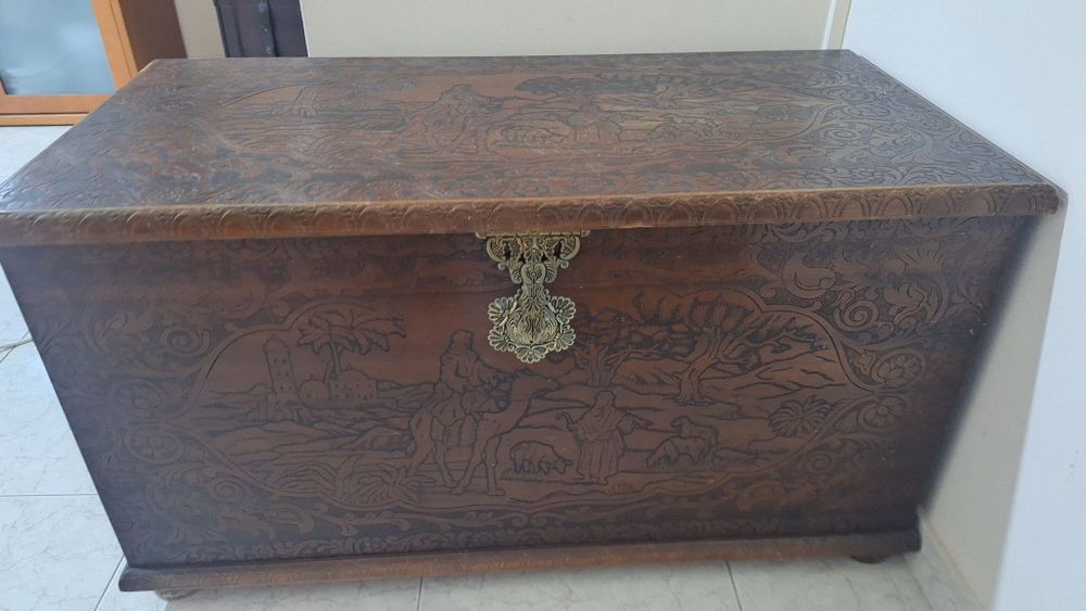 Baú antigo em madeira trabalhada – excelente estado