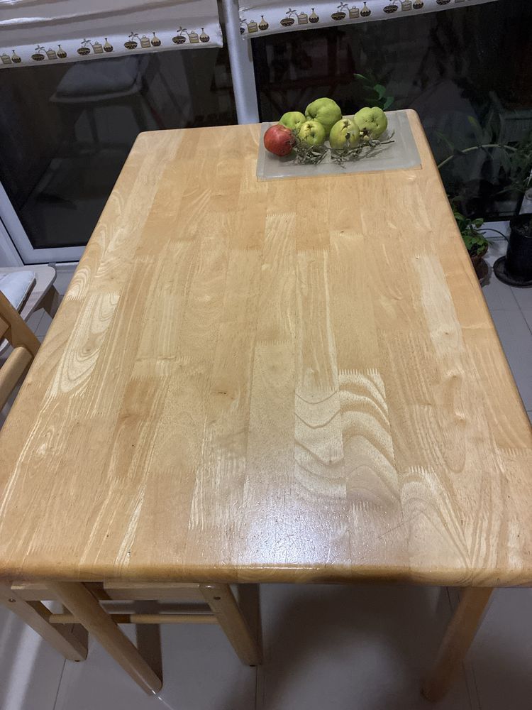Mesa de cozinha e cadeiras de madeira com assentos estofados