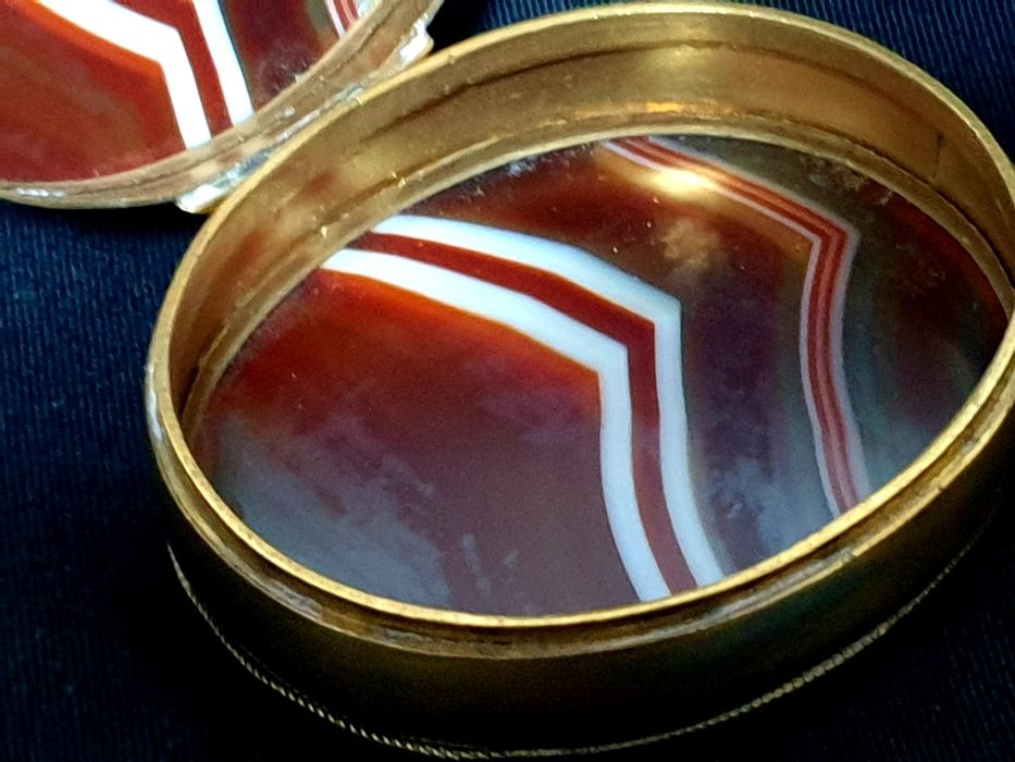 Maravilhosa antiga caixa de rapé francesa com pedra Ágata