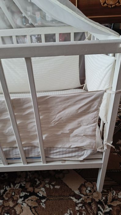 Дитяче дерев'яне ліжечко