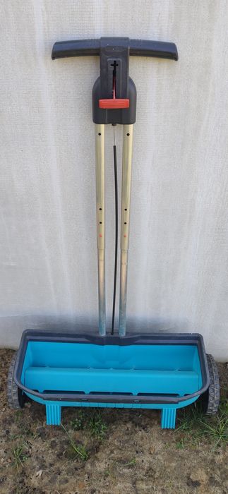 Siewnik do nasion i nawozu