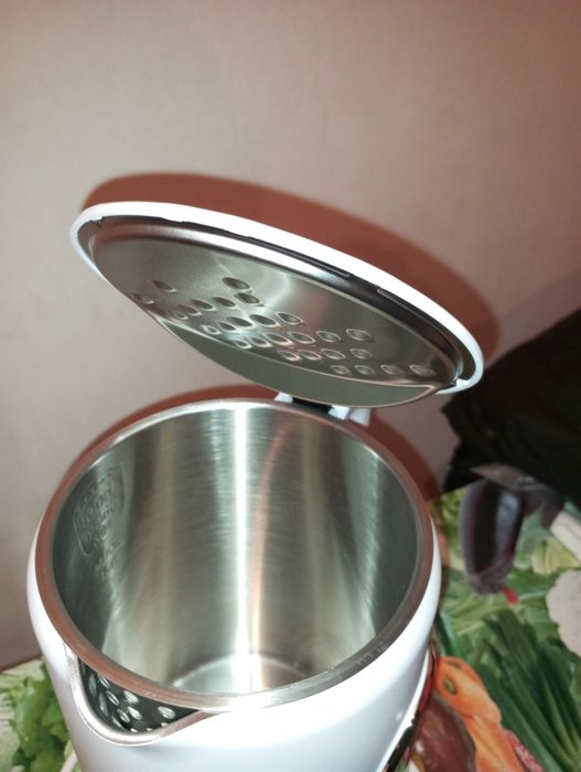 Електрочайник Grunhelm EKS-25030W