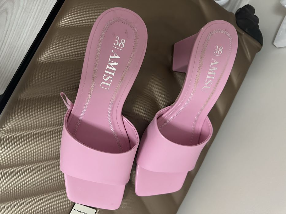 Босоніжки рожеві нові