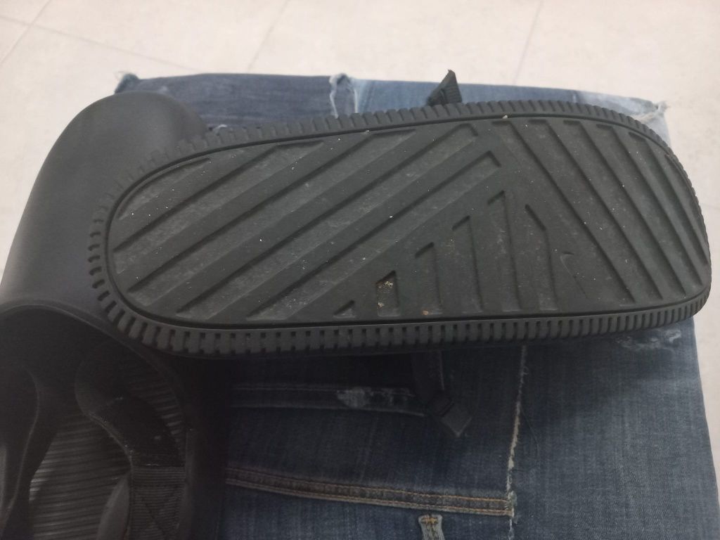 Sandálias nike  praticamente novas