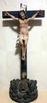 Grande crucifixo Sec. XVIII em madeira esculpida com base Memento Mori
